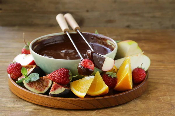Шоколадное фондю с различными фруктами - легкий и вкусный десерт — стоковое фото