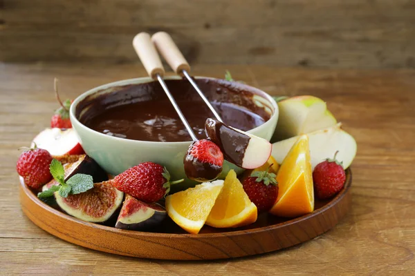 Chocolate fondue with various fruits - easy and delicious dessert — Stock Photo, Image