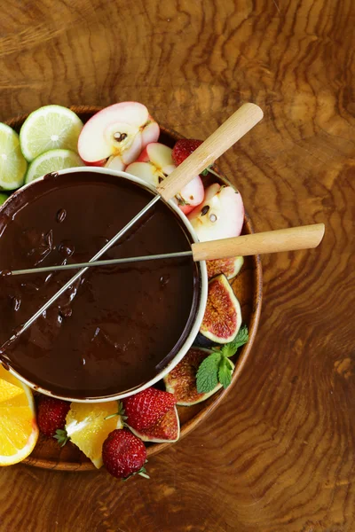 Fondue σοκολάτας με διάφορα φρούτα - εύκολο και νόστιμο γλυκό — Φωτογραφία Αρχείου