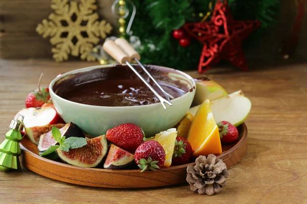 Postre de Navidad fondue de chocolate con varias frutas — Foto de Stock