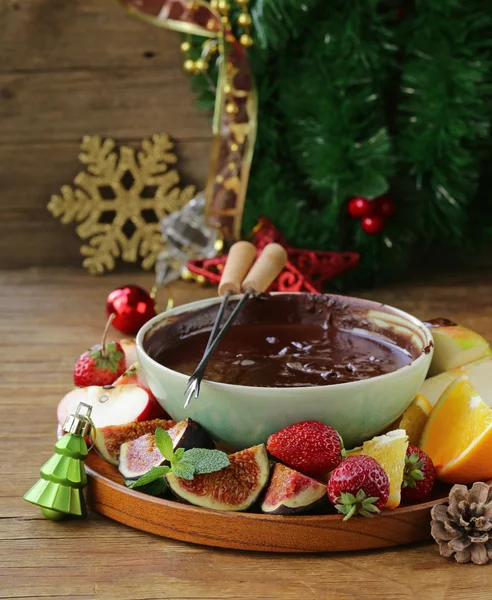 Kerst dessert chocolade fondue met diverse vruchten — Stockfoto