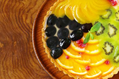 Meyve pasta çeşitli meyveler (üzüm, şeftali, kivi, portakal ile)