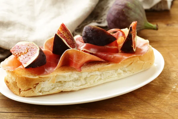 Gourmet smörgås med rökt skinka (Parma) och söt fikon — Stockfoto