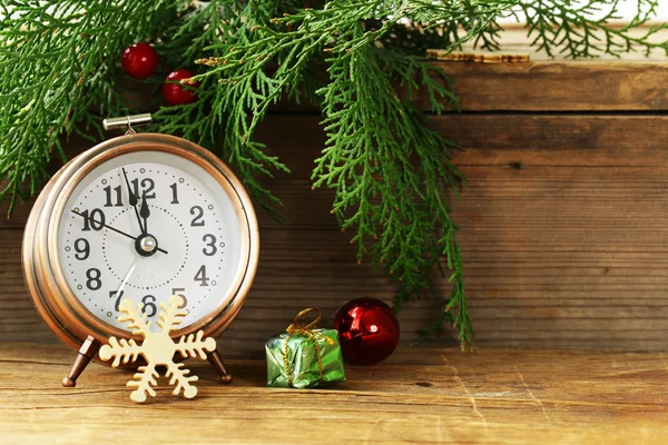 Composición navideña con ramas de abeto, decoraciones y reloj antiguo —  Fotos de Stock
