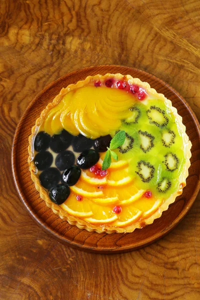 Pastel de frutas con diversas bayas (uvas, melocotones, kiwi, naranja ) —  Fotos de Stock