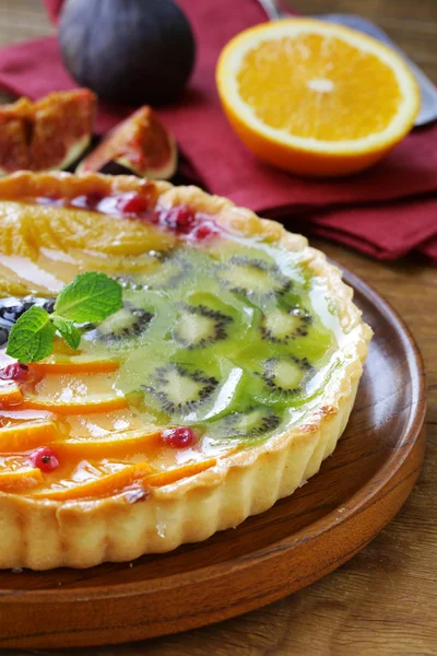 Pastel de frutas con diversas bayas (uvas, melocotones, kiwi, naranja ) —  Fotos de Stock