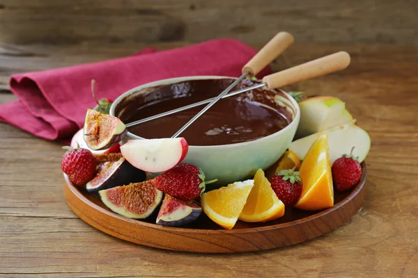 Chocolate fondue with various fruits - easy and delicious dessert — Stock Photo, Image