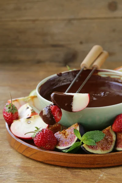 Fondue coklat dengan berbagai buah-buahan - makanan penutup yang mudah dan lezat — Stok Foto