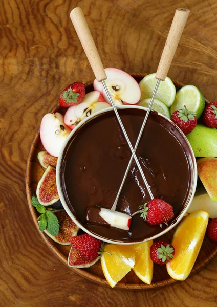 Chocolate fondue with various fruits - easy and delicious dessert — Stock Photo, Image