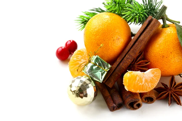 Kerstmis samenstelling met verse mandarijn sinaasappelen, kaneel, anijs — Stockfoto
