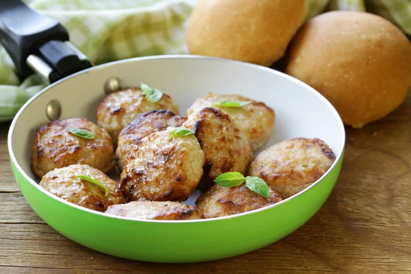 Fried meat burgers (cutlets) in a frying pan — Stock Photo, Image