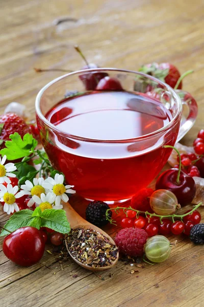 Té rojo de bayas frescas en una mesa de madera — Foto de Stock