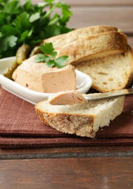 ev yapımı et pate turşu ve beyaz ekmek ile