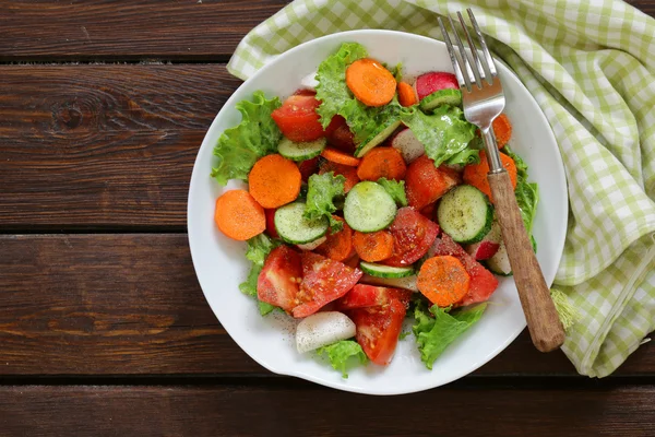 Fresh vegetarian salad with carrots, cucumbers and tomatoes, top view — Stock Photo, Image