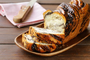 ahşap plaka üzerinde haşhaş tohumu ile sünger kek