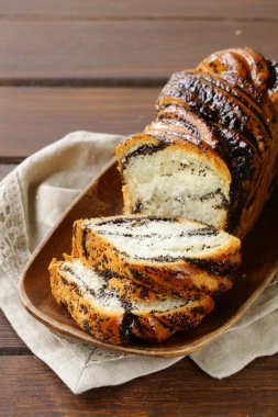 ahşap plaka üzerinde haşhaş tohumu ile sünger kek