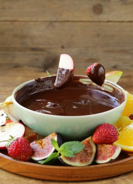 çikolata fondü çeşitli meyve ile-kolay ve lezzetli tatlı
