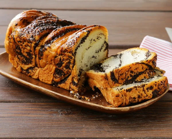 Piškotový dort s mákem na dřevěné desce — Stock fotografie