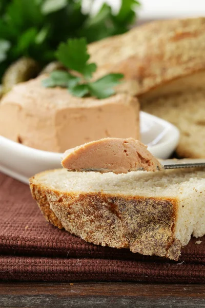 Paté de carne casero con encurtidos y pan blanco — Foto de Stock