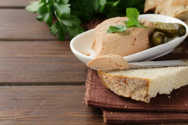 Paté de carne casero con encurtidos y pan blanco — Foto de Stock