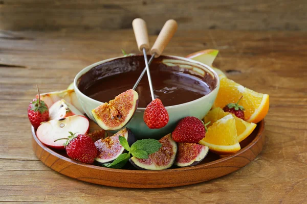 Čokoládové fondue s různými plody - snadné a chutné dezert — Stock fotografie