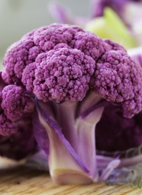 ahşap bir masa, rustik natürmort üzerinde mor brokoli