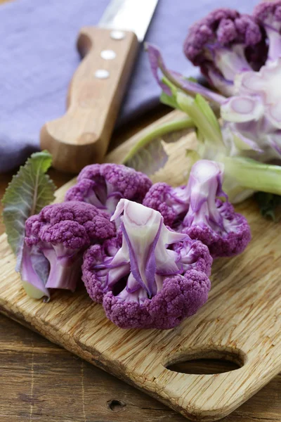 Brócolis roxo em uma mesa de madeira, vida morta rústica — Fotografia de Stock