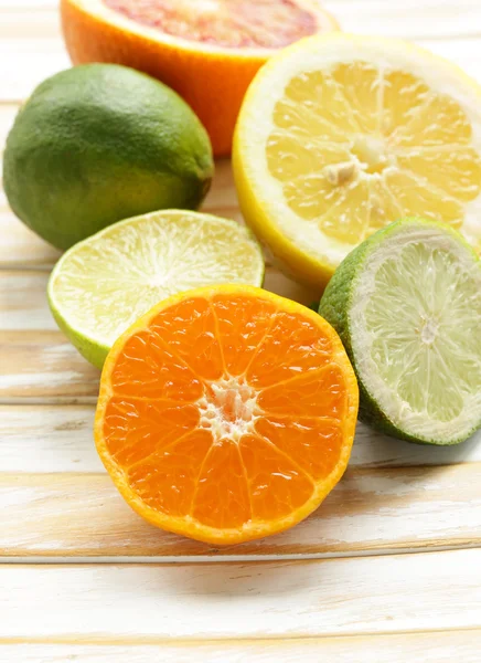 Assorted citrus - lemon, manadarin, orange and lime on a wooden table — Stock Photo, Image