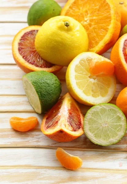 모듬된 감귤 류-레몬, manadarin, 오렌지와 라임 나무 테이블에 — 스톡 사진