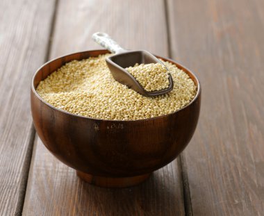 Doğal organik tahıl quinoa ahşap bir masa üzerinde