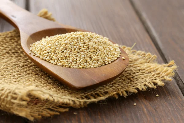 Quinoa di cereali biologici naturali su un tavolo di legno — Foto Stock