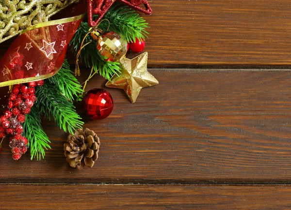 Χριστουγεννιάτικο ξύλινο φόντο με κλαδιά έλατου και διακόσμηση — Φωτογραφία Αρχείου