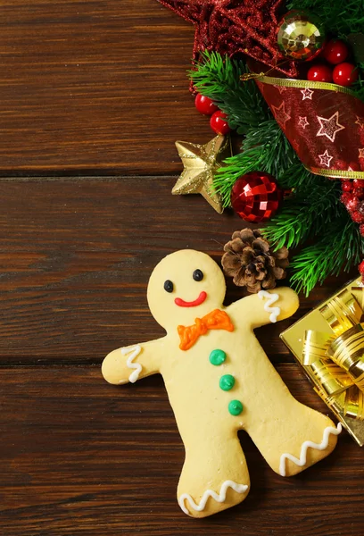 Weihnachten Holz Hintergrund mit Tannenzweigen und Dekoration — Stockfoto