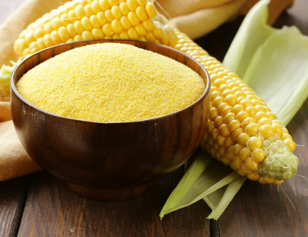 Natural organic corn grits and cobs on the wooden table — Stock Photo, Image