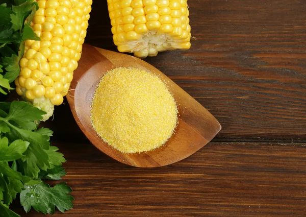 Natural organic corn grits and cobs on the wooden table — Stock Photo, Image