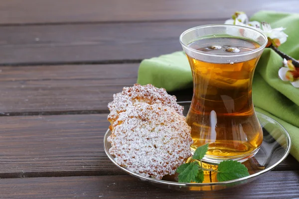 एक मिनी बिस्किट कपकेक सह तुर्की चहा — स्टॉक फोटो, इमेज
