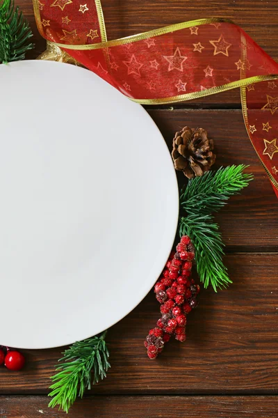 Χριστουγεννιάτικο ξύλινο φόντο με κλαδιά έλατου, διακόσμηση και λευκό πινακίδας — Φωτογραφία Αρχείου