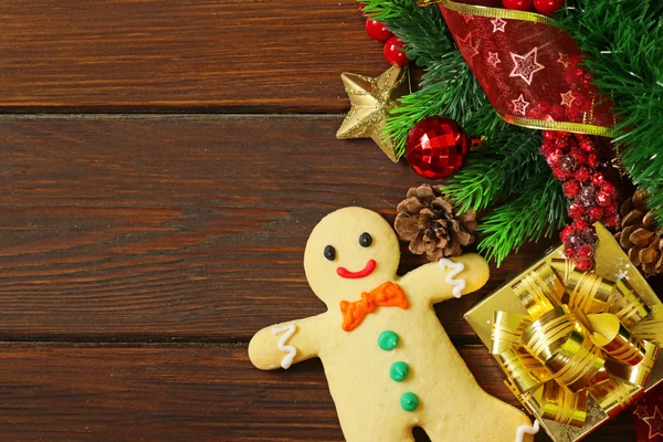 Fondo de madera de Navidad con ramas de abeto y decoración —  Fotos de Stock