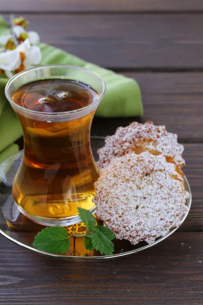 Turkiskt te med en mini kex cupcake — Stockfoto