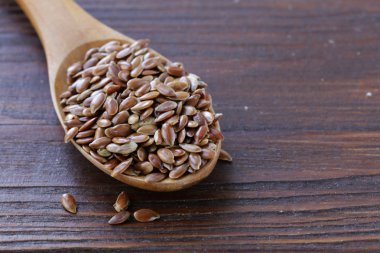 Masanın üzerine bir tahta kaşık keten tohumu