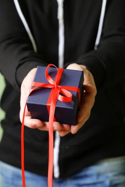 Caixas de presente com fitas festivas em mãos masculinas — Fotografia de Stock