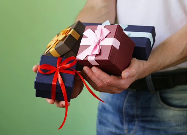 Cajas de regalo con cintas festivas en manos masculinas —  Fotos de Stock
