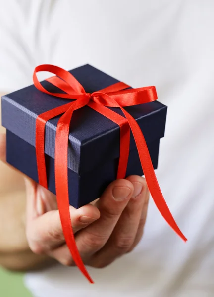 Cajas de regalo con cintas festivas en manos masculinas — Foto de Stock