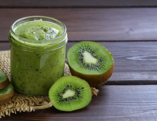 Homemade fruit jam kiwi on the wooden table — Stock Photo, Image