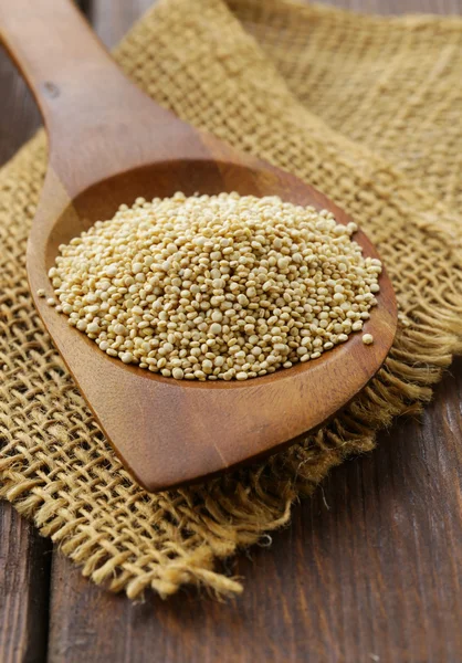 Quinoa di cereali biologici naturali su un tavolo di legno — Foto Stock