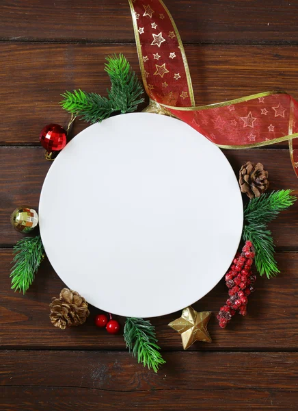 Fond en bois de Noël avec branches de sapin, décoration et plaque blanche — Photo