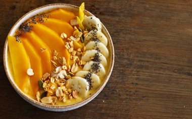 Taze meyve ve tahıllı meyve suyu kasesi, sağlıklı beslenme.