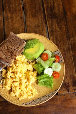 Kızarmış yumurta ve salatalı geleneksel kahvaltı.
