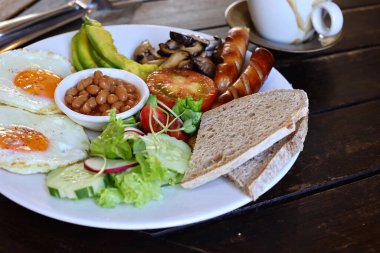 Kızarmış yumurta ve salatalı geleneksel kahvaltı.