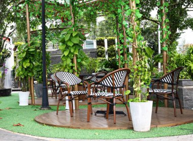 Yazlık kafe masaları.